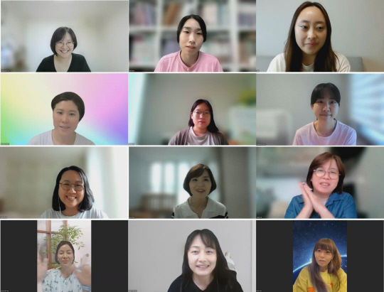 '카카오쇼핑 더하는가치' 프로그램 스태프 12명이 교육 지원을 준비하며 온라인 미팅을 하고 있다.